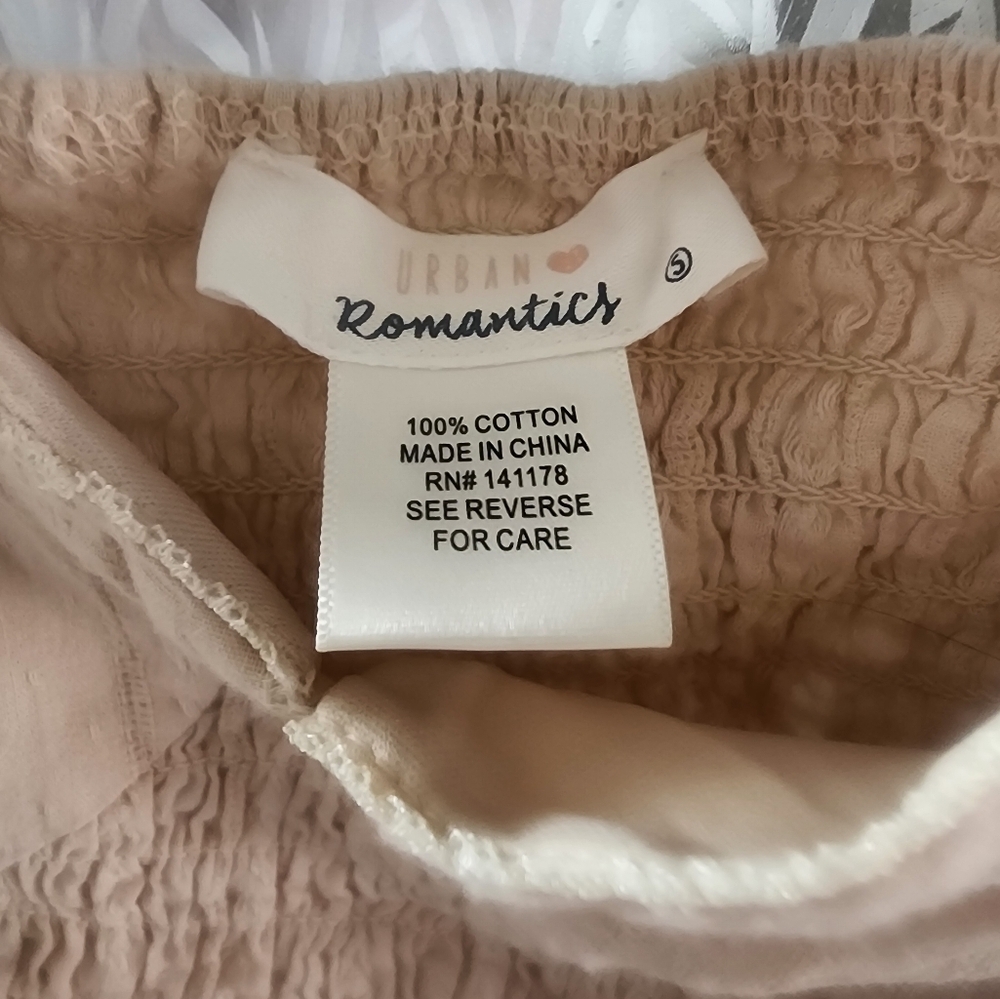 Urban Romantics Women’s Junior Cropped Smocked Cream Blouse SZ Small - Picture 3 of 3